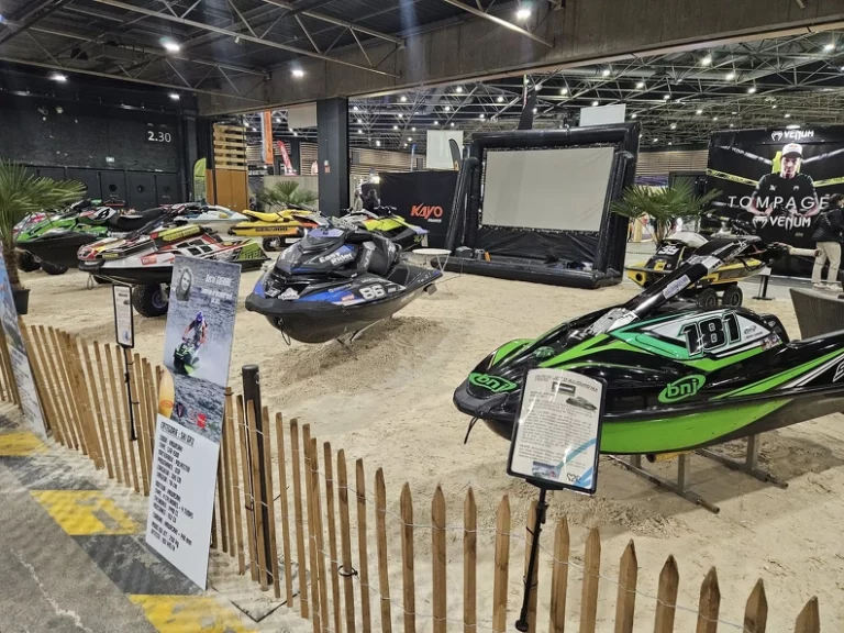 Exposition de Jets d’hier et d’aujourd’hui, au Salon du 2 Roues de Lyon